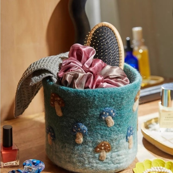 UO Mushroom Felted Planter Cover, Green, NWT - Picture 4 of 10